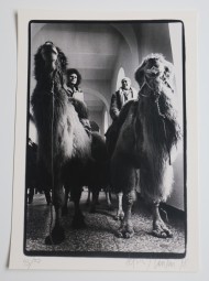 Bernd Jansen, Fotoprint, Uecker und Rinke in den Gängen der Kunstakademie auf Kamelen, 1978